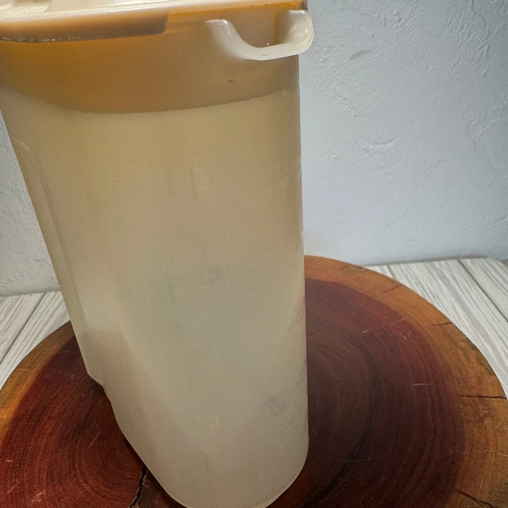 Rubbermaid Servin Saver Pitcher 1.5 Qt 1.4 L Translucent Almond Lid 0922 Vintage